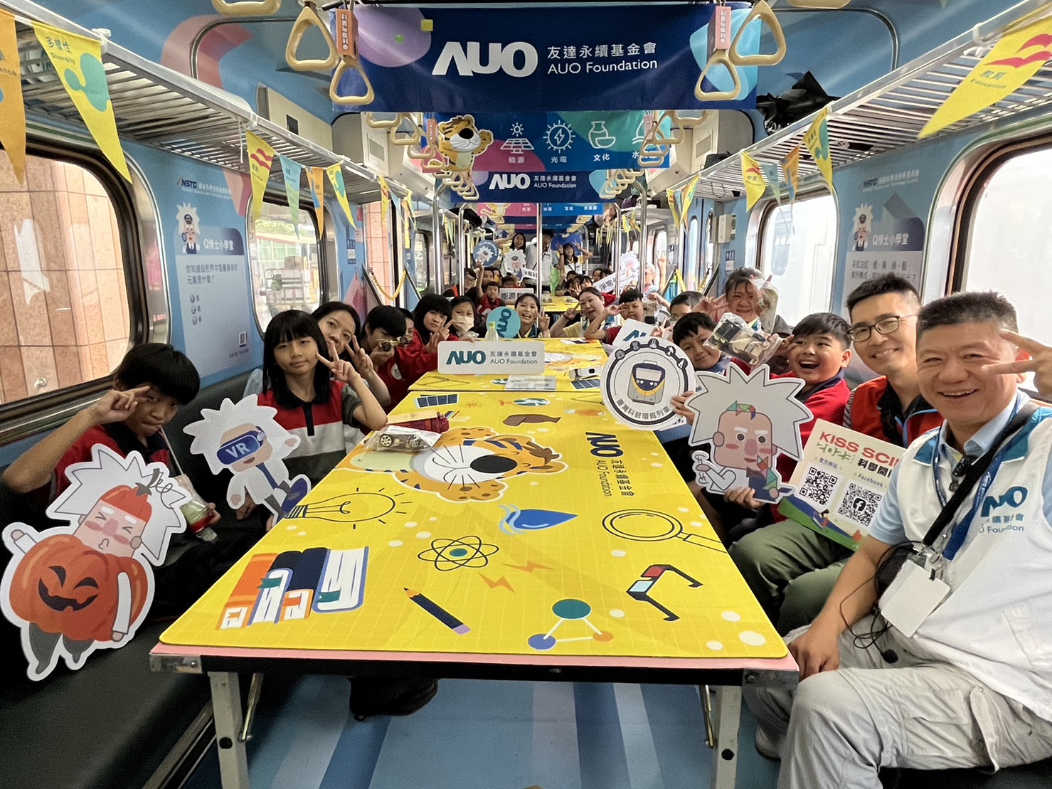 永續基金會參與「臺灣科普環島列車」，設計基礎科學車廂課程，以「淨零碳排和永續能源」為主題，讓學生透過創意實驗認識淨零知識，以及思考生活中的減碳行為
