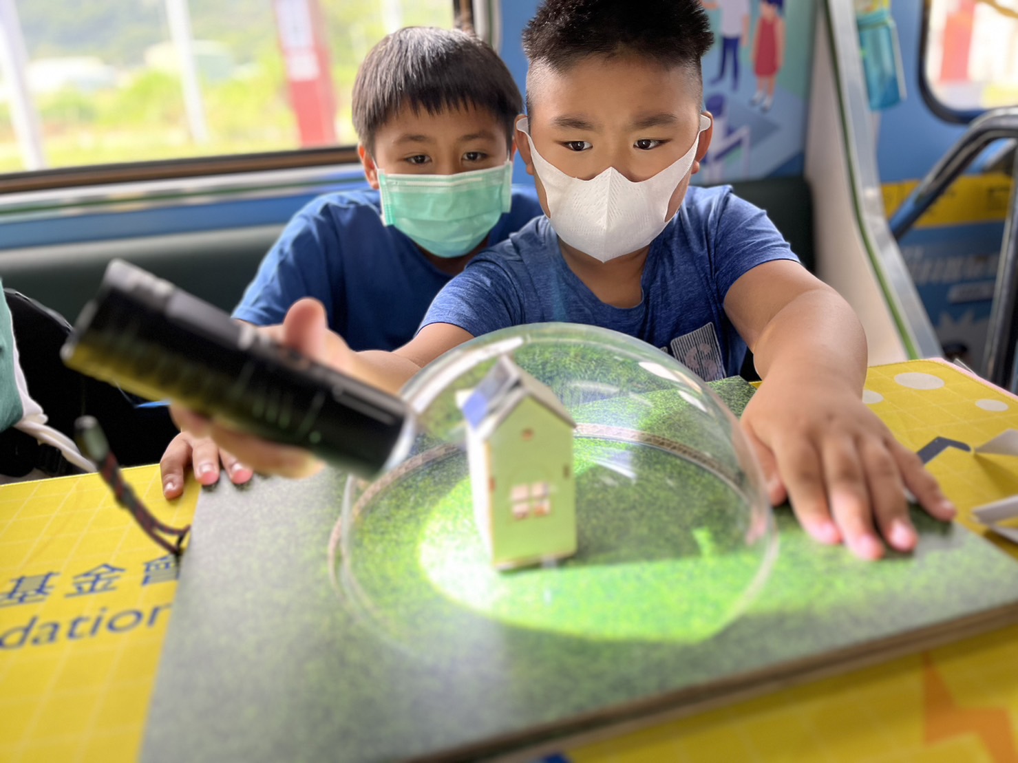 參與基礎科學主題車廂，以STEAM教學精神，設計「逐日科學家」、「太陽能工程師」以及「淨零建築師」三大能源科普課程和實驗