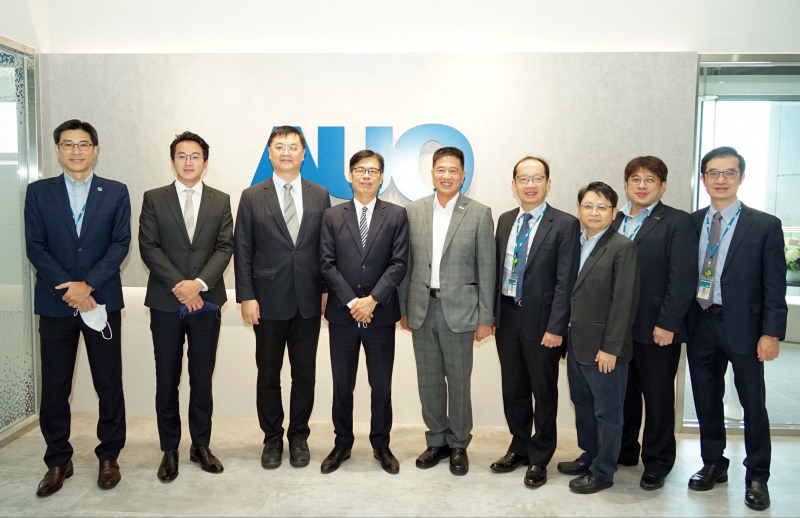 光電前進亞灣成立「AUO解決方案研發中心」，作為多元場域解決方案研發及試驗場域（圖中左為高雄市長陳其邁、圖中右為光電董事長彭双浪）